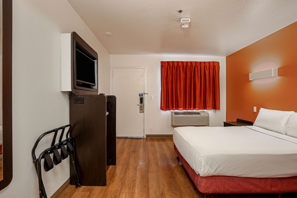 Premium Room, 1 Queen Bed, Non Smoking, Refrigerator photo 1