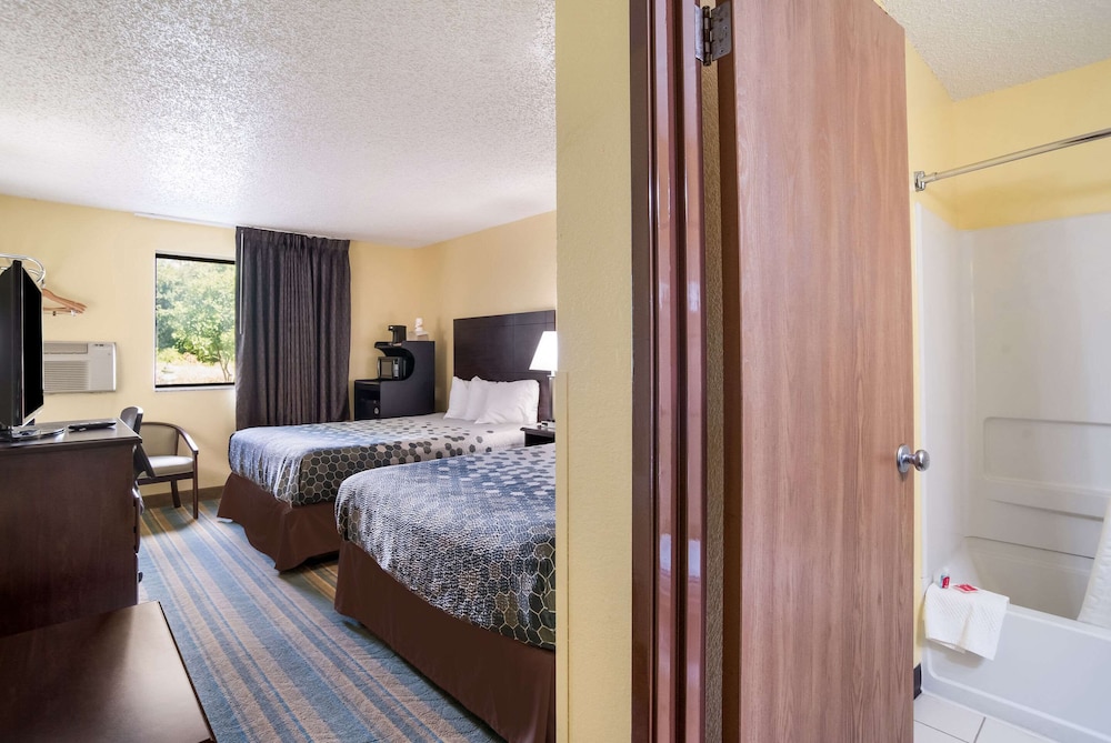 Standard Room, 2 Queen Beds, Non Smoking - Photo 5