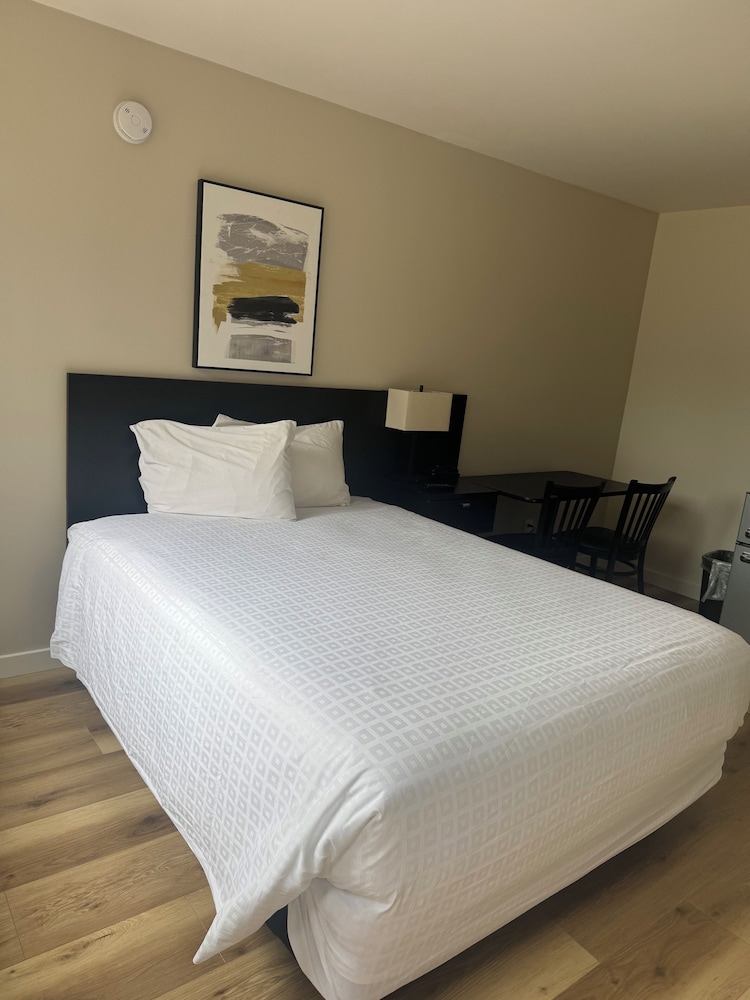 Deluxe Room, 1 Queen Bed, Accessible Bathtub photo 1