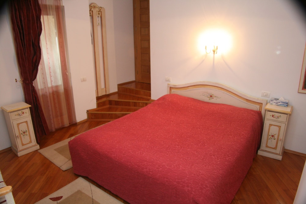 Standard Double Room - Photo 8