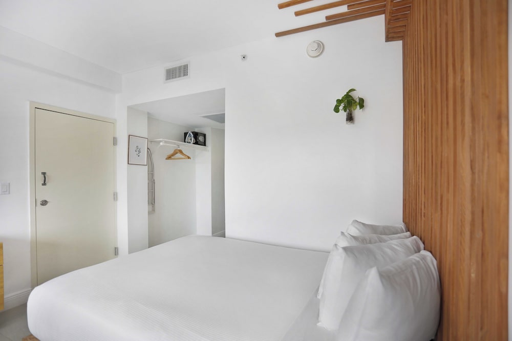 Superior Double Room, 2 Queen Beds thumbnail 5