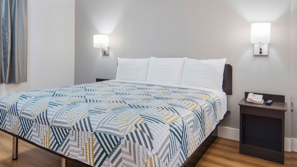 Deluxe Suite, 1 King Bed, Non Smoking, Kitchenette photo 2
