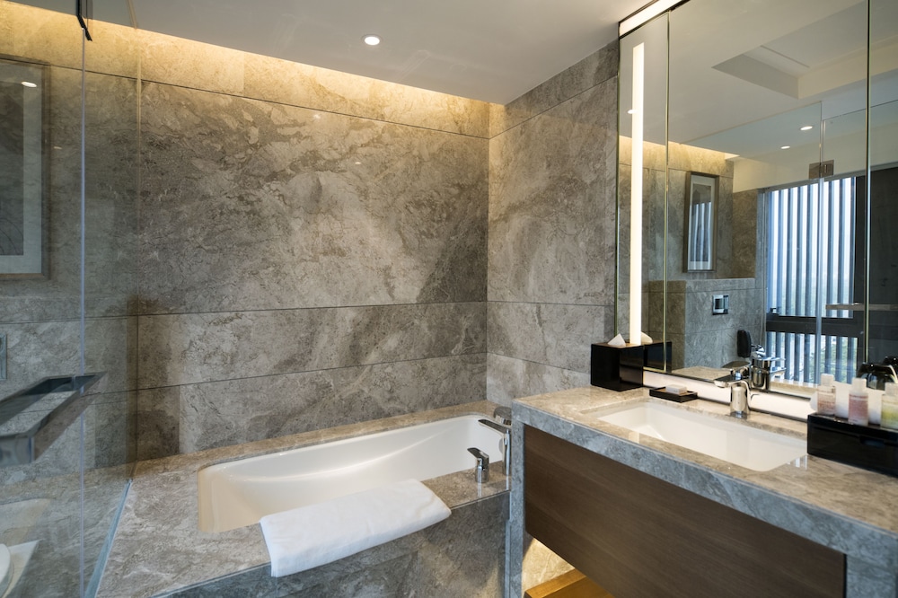 Two Bedroom Executive Study thumbnail 6