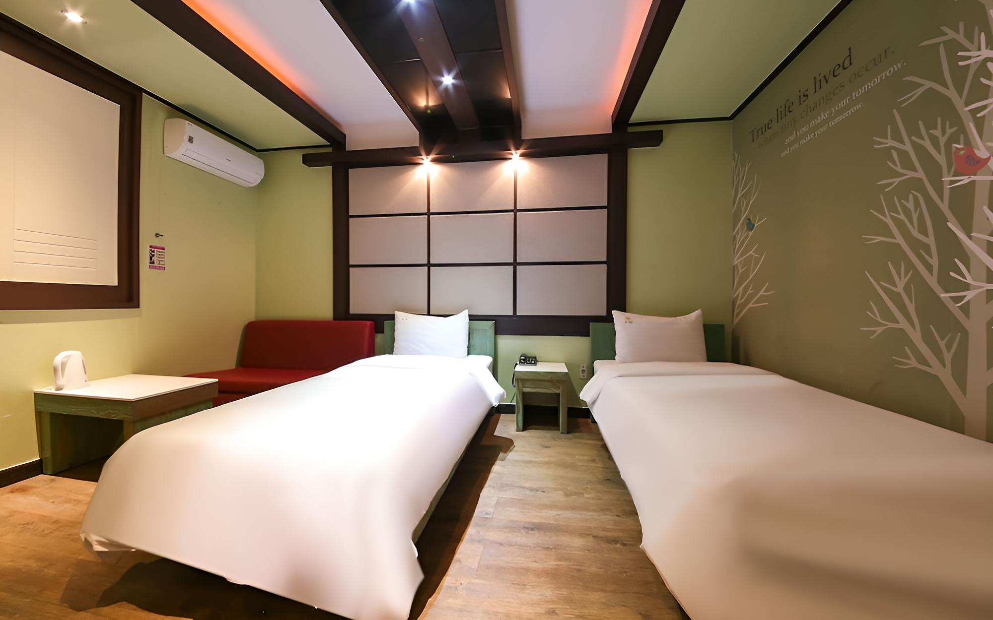 Room (Twin) photo 2