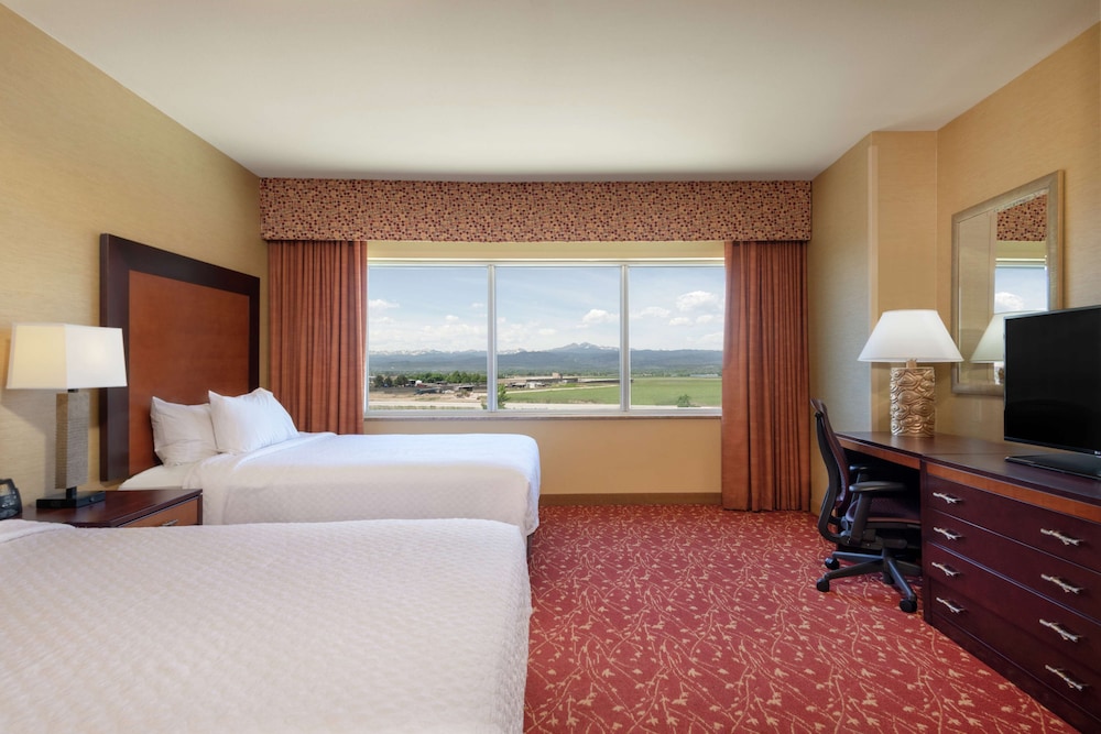 Premium Suite, 1 King Bed, Non Smoking, Mountain View - Photo 3