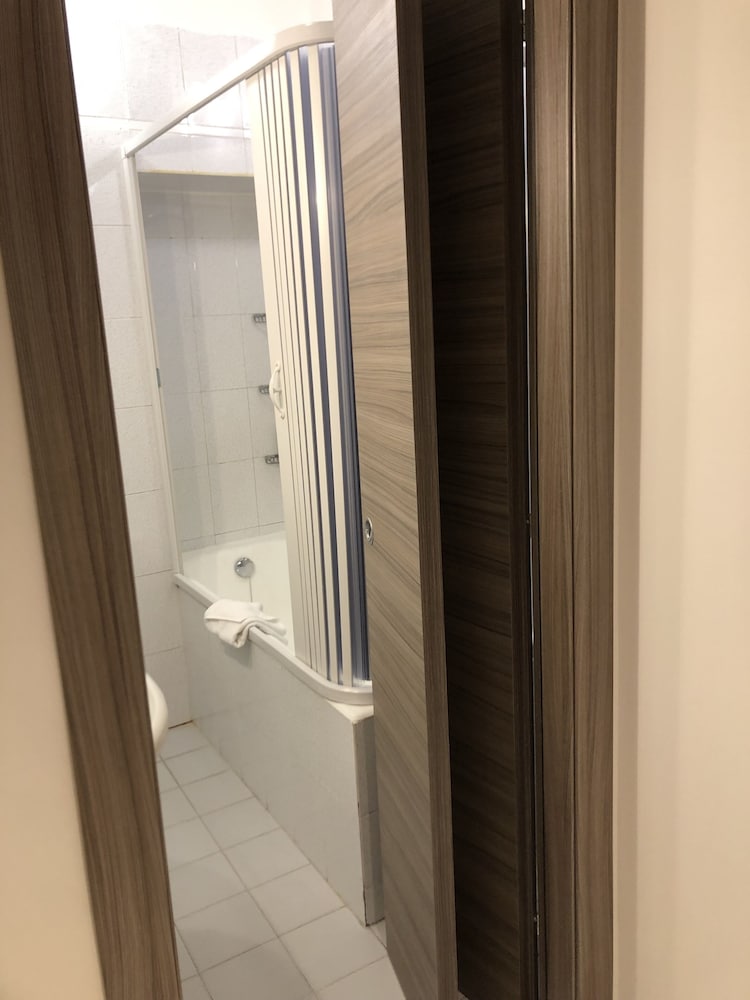 Quadruple Room - Photo 12