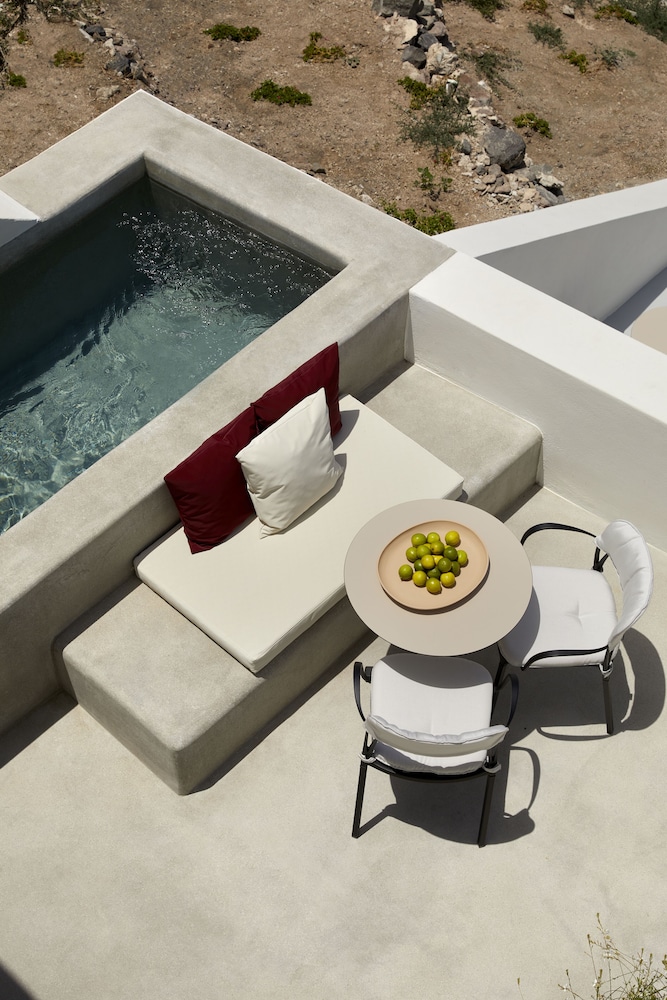 Serenity Suite with Plunge Pool and Caldera View - Photo 3