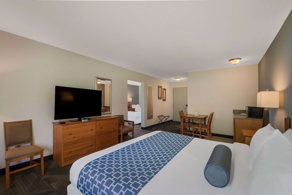 Suite, Multiple Beds, Non Smoking, Refrigerator & Microwave photo 3
