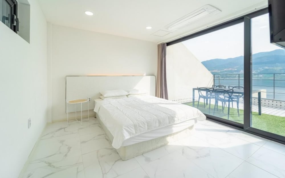 Room (POOLVILLA 103 (Duplex) (Random Room)) - Photo 4