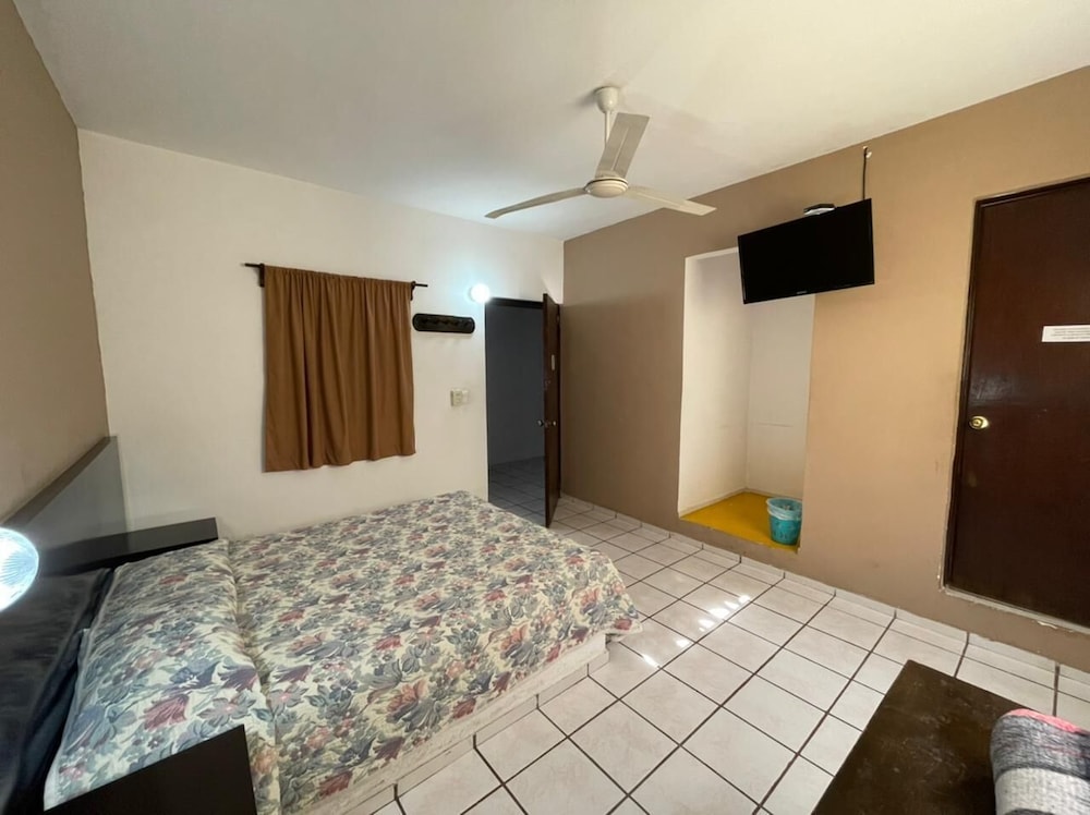 Standard Room, 1 Queen Bed