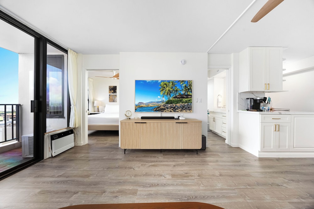 Premium Remodeled Condo with Ocean View and Parking: Premium Apartment, 1 King Bed with Sofa bed, Ocean View (WB 2713 T1) photo