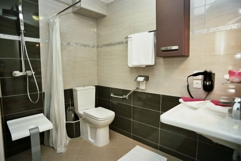 Room, Accessible photo 3