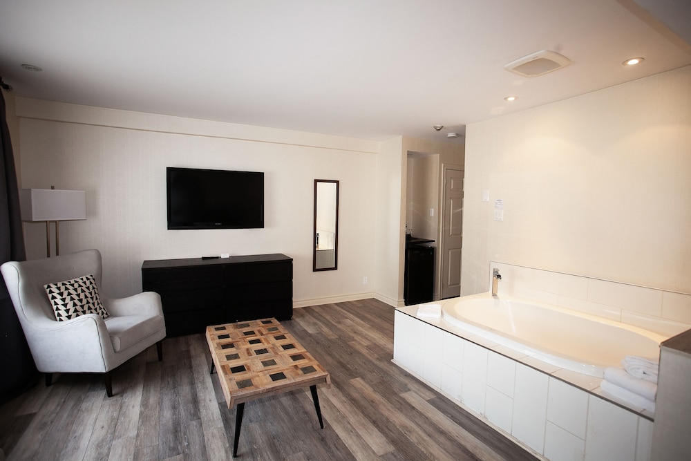 Grande Suite, 1 King Bed, Jetted Tub - Non Smoking photo 2