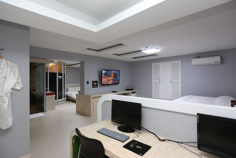 Deluxe Family Room photo 2