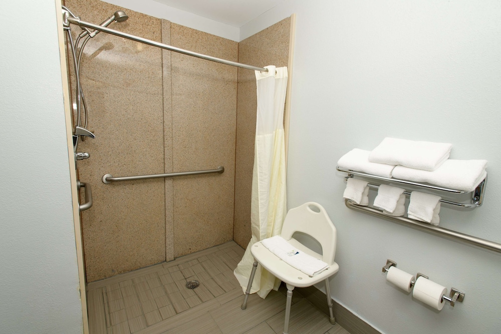 Room, 2 Queen Beds, Non Smoking - Photo 5