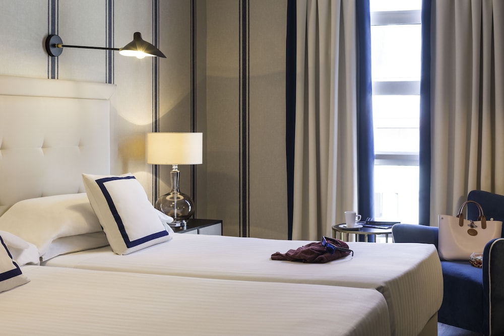Standard Twin Room, 2 Twin Beds - Photo 1