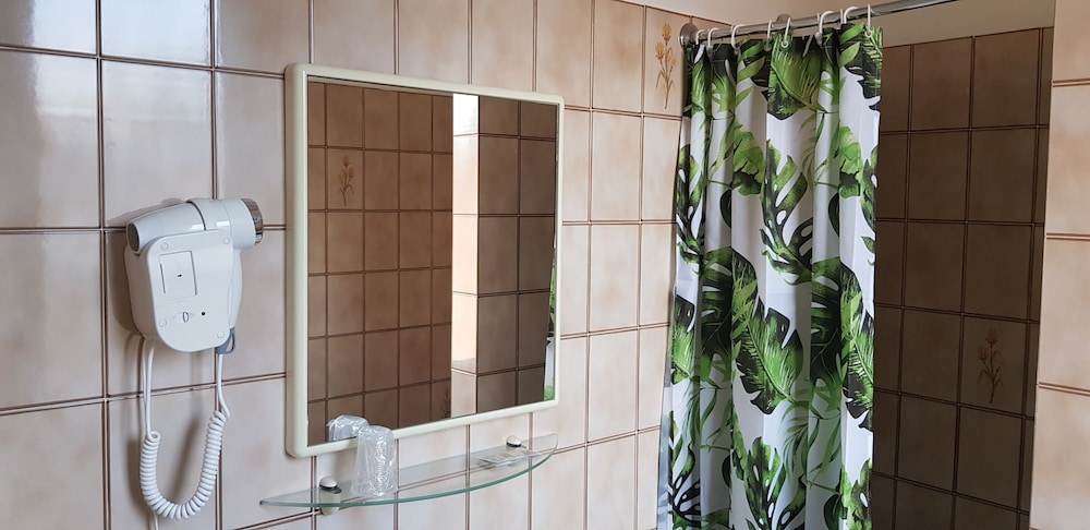 Deluxe Single Room, Partial Lake View photo 2