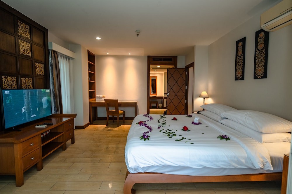 Royal Executive Suite 2 Bedroom - Photo 2