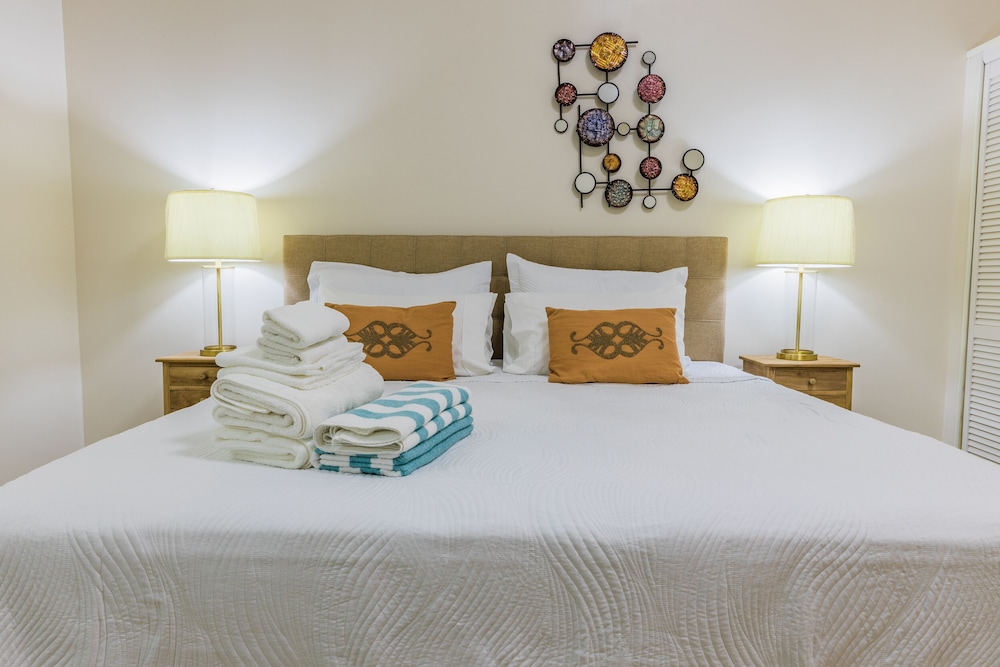 Premium Studio, 1 Queen Bed photo 2