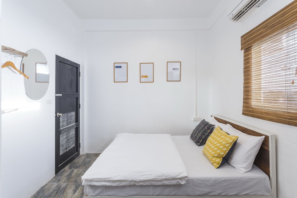 Basic Double Room Single Use, Multiple Beds photo 2