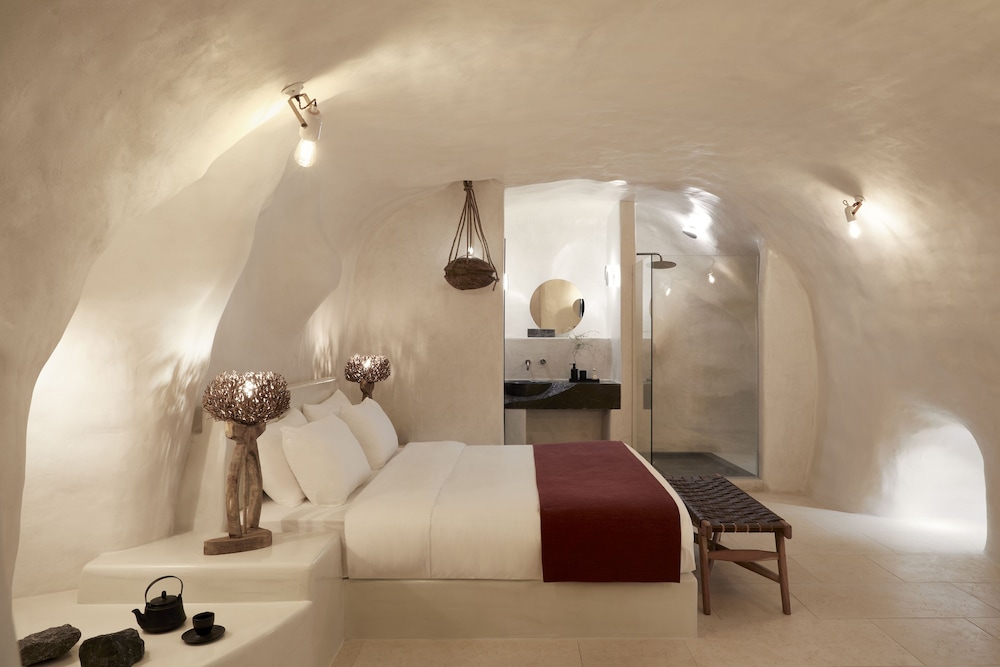 Vinsanto Honeymoon Villa with private heated pool and caldera view