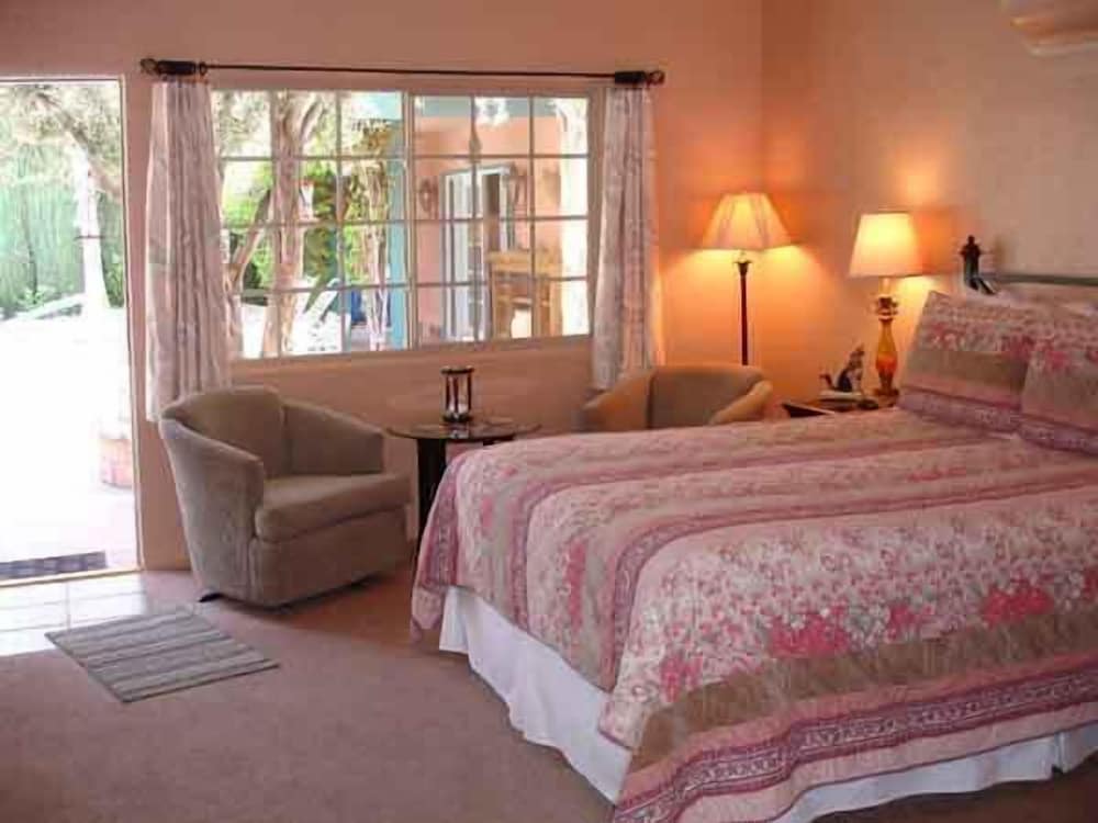 Poolside Studio, 1 Queen, Fireplace, Kitchenette photo 2