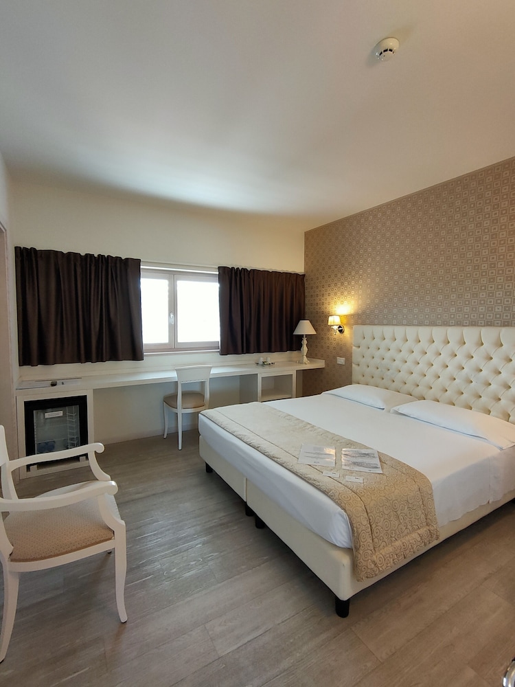 Economy Double or Twin Room, 2 Bedrooms, Refrigerator, City View photo 3