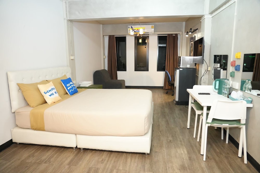 Superior Studio, 1 King Bed, City View - Photo 1