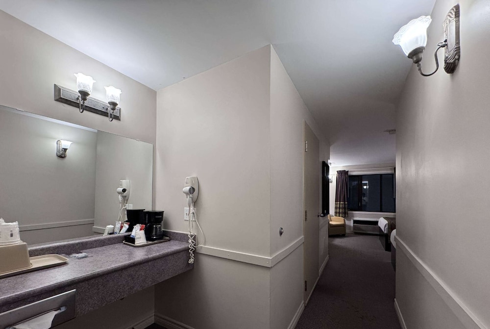 Suite, 2 Queen Beds, Mobility Accessible, Non Smoking - Photo 2
