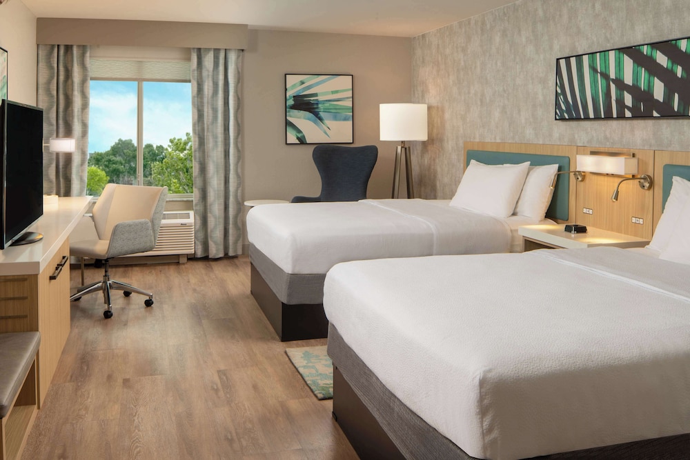 Suite, 2 Queen Beds, Accessible
