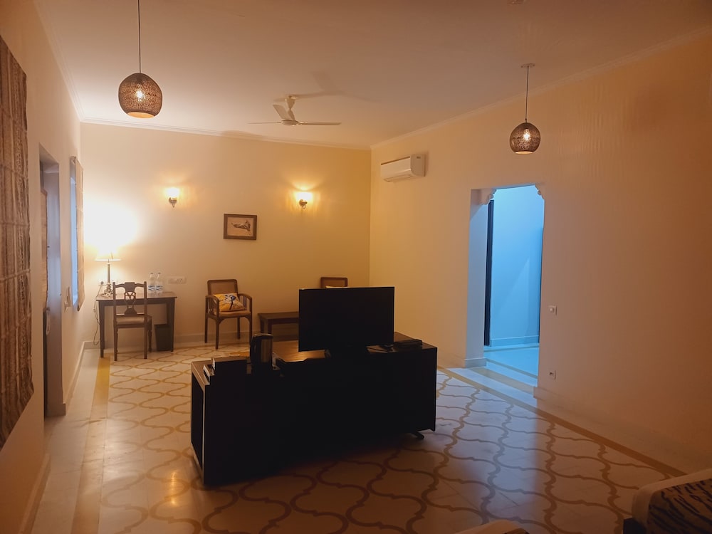 Pool side suite - Photo 20