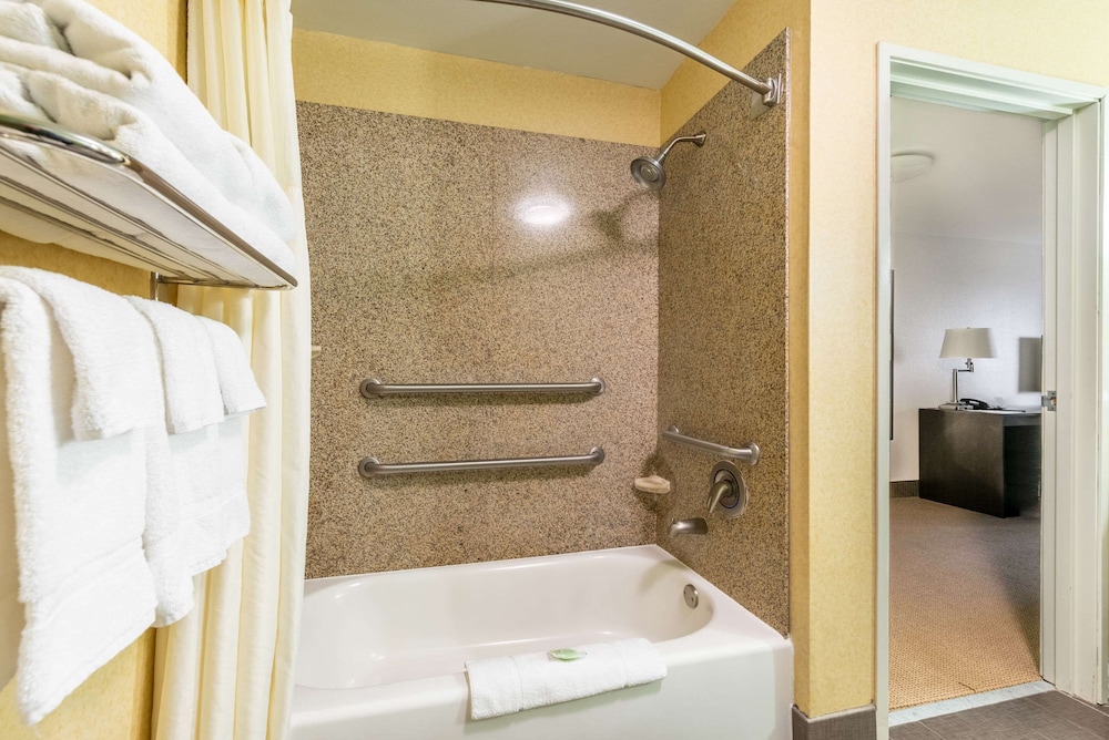 Comfort Room, 2 Queen Beds, Accessible (Hearing Accessible) - Photo 6