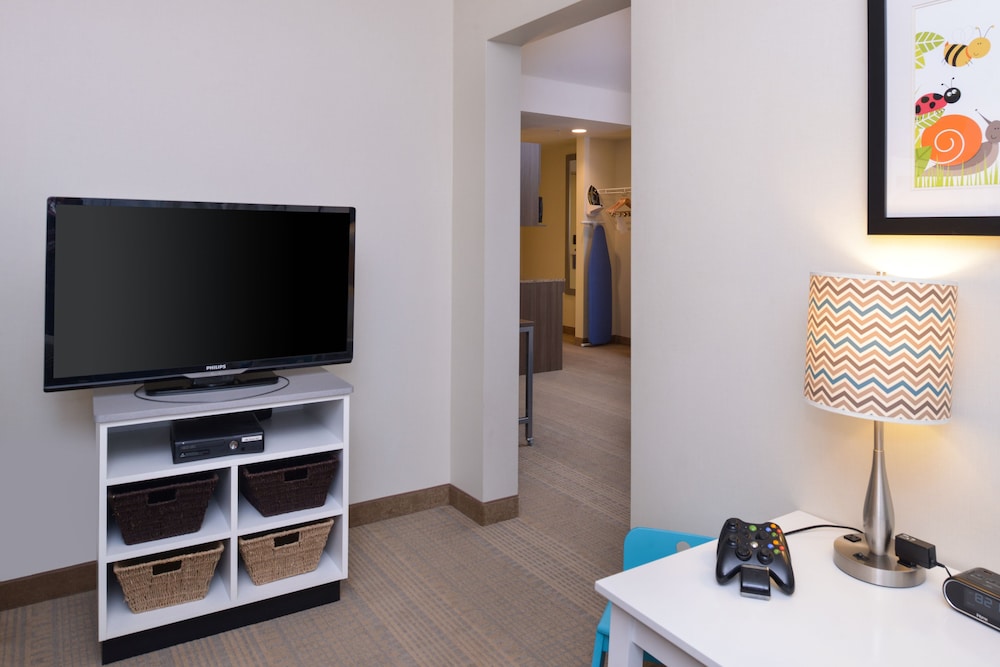 Suite, 1 King Bed, Accessible Bathtub (Mobility Tub) photo 3
