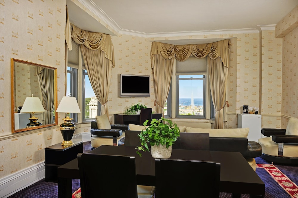 Standard Suite, 1 King Bed, Lake View, Lakeside - Photo 4