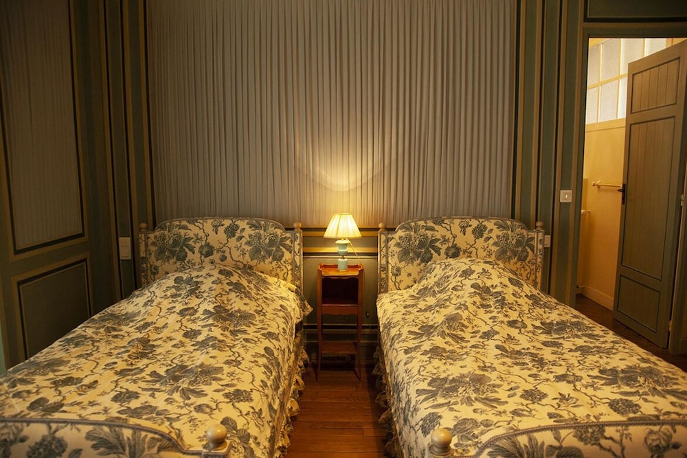 Twin Room, 2 Twin Beds, Private Bathroom photo 3