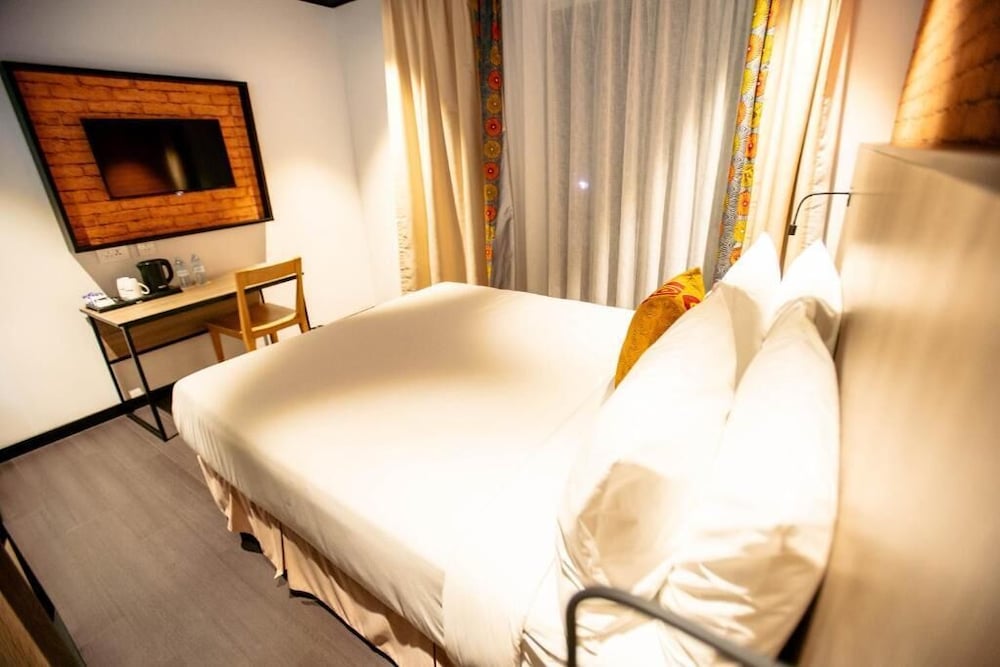 Standard Room, 1 Queen Bed - Photo 7