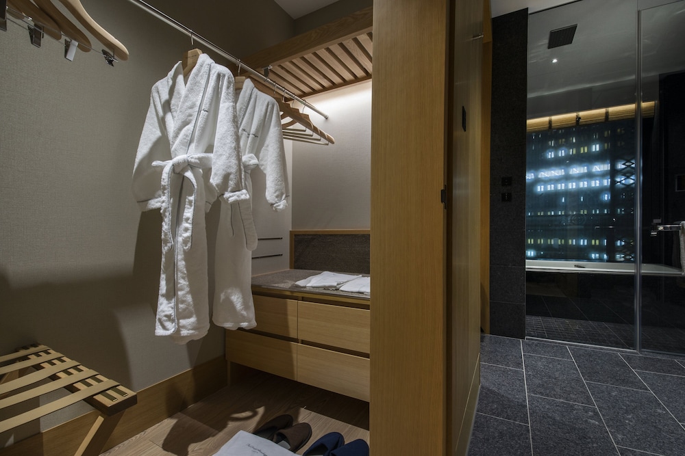 Heritage Bath with view Twin Balcony (Breakfast & Club Lounge Access) Junior Suite 60sqm