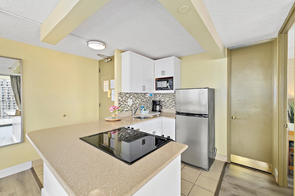 Pacific Monarch - 1 BR - Ocean & City Views: Design Apartment, 1 Bedroom, Balcony, Partial Sea View (0037) photo