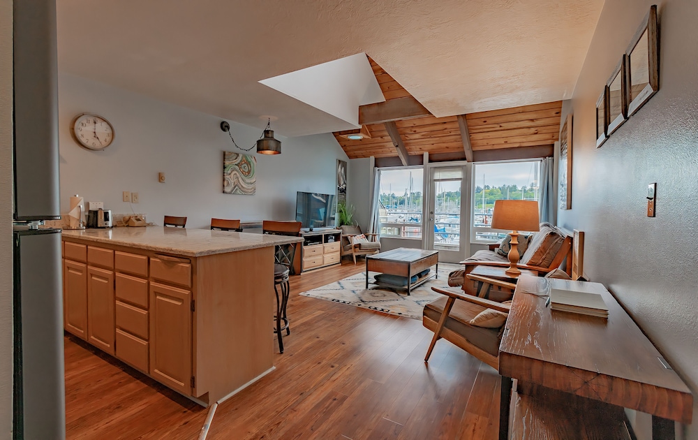 Deluxe Condo, 1 Queen Bed with Sofa bed, Bay View (Bay Front 1 Bedroom Queen Suite Condo)