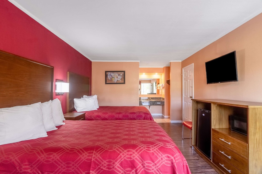 Standard Room, 2 Double Beds, Non Smoking photo 2