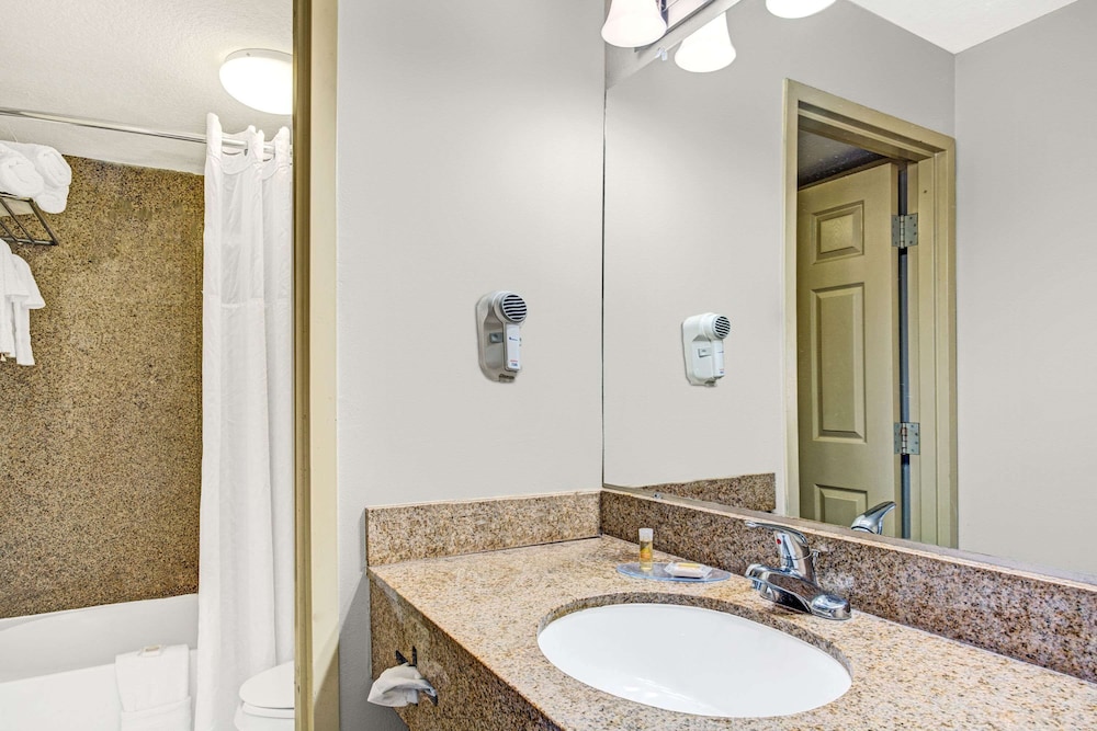 Room, 1 Queen Bed, Accessible, Non Smoking (Bathtub) photo 3