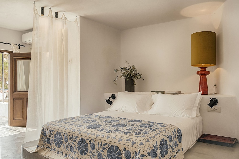 Design Studio Suite, 1 King Bed with Sofa bed, Mountain View