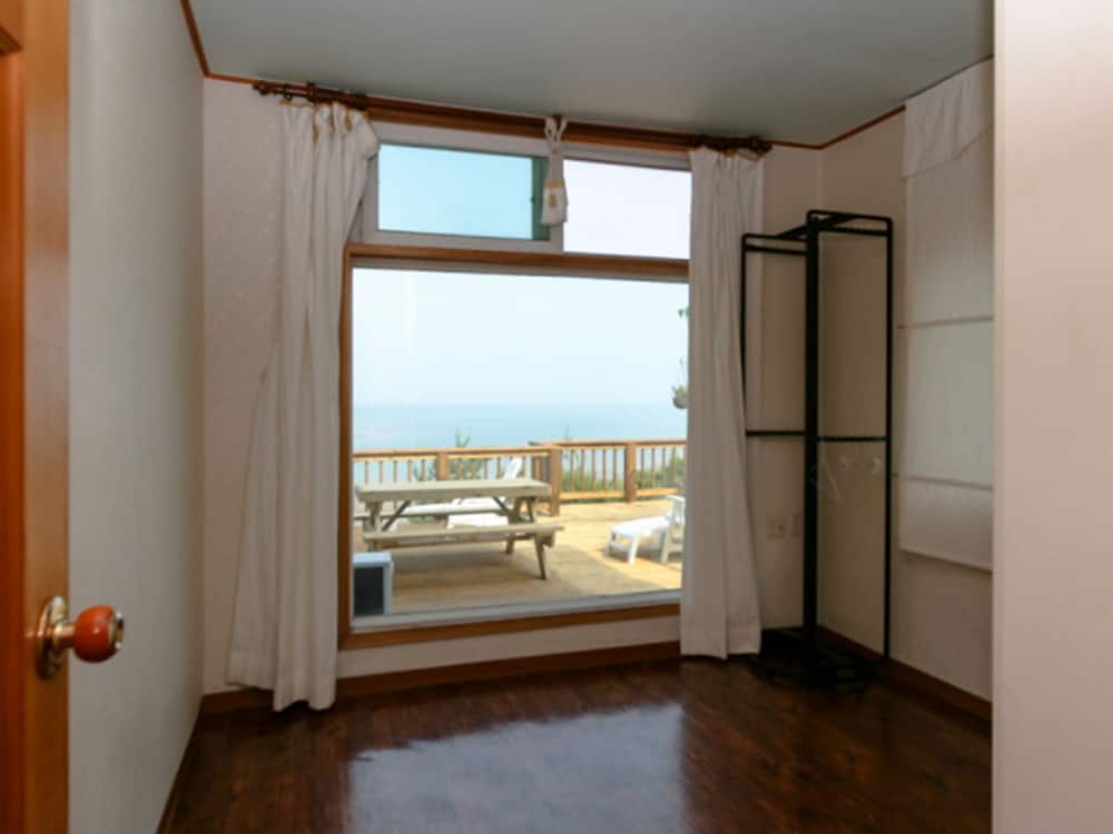 Room (Rosemary) - Photo 4