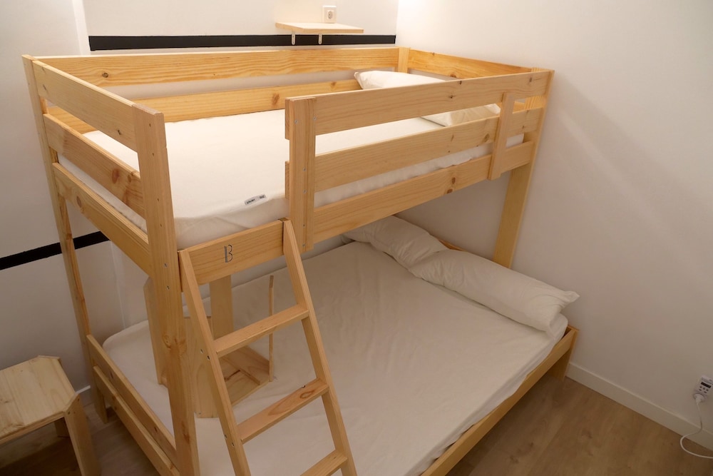 1 cama doble en una habitación compartida de 6 camas, baño compartido (solo mujeres)