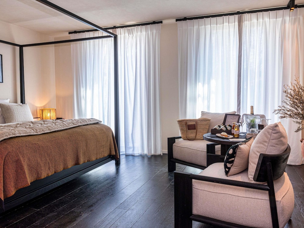 Junior Suite, 1 King Bed, Balcony, Pool View
