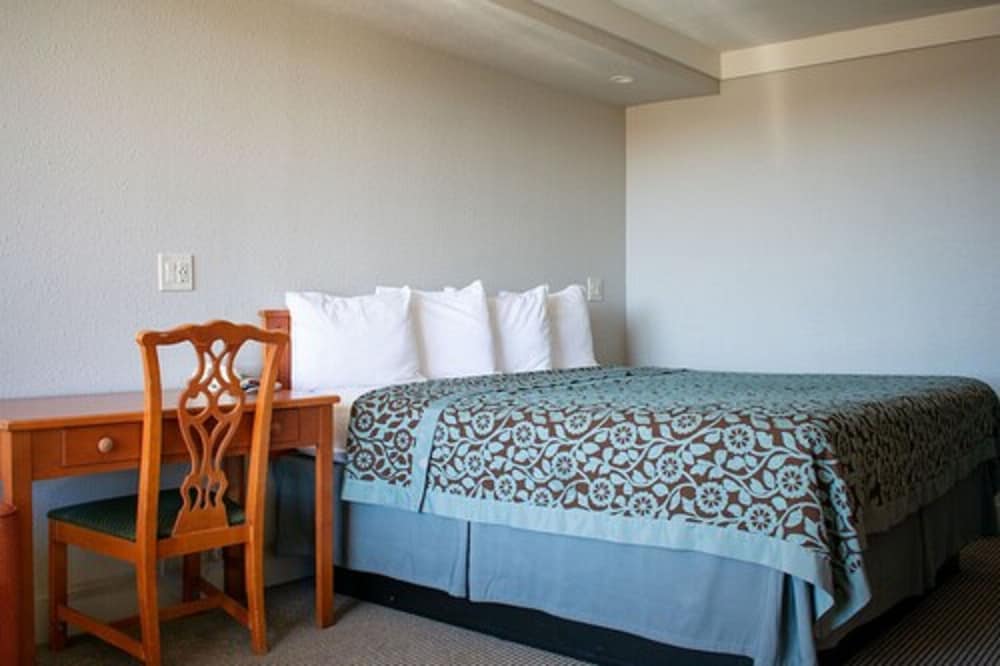 Room, 1 King Bed, Non Smoking - Photo 5