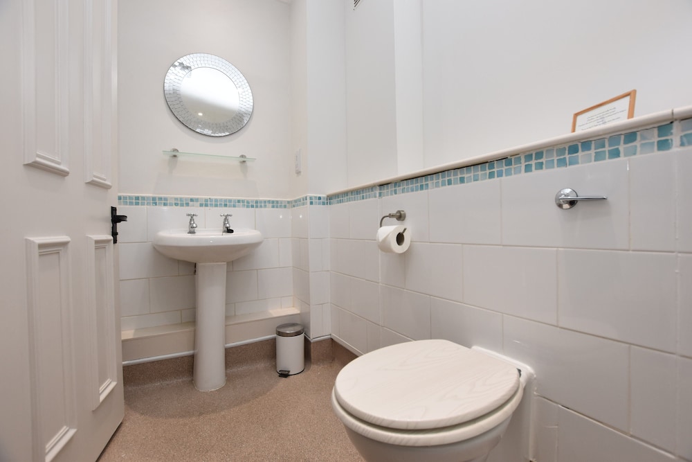 Classic Twin Room, Ensuite photo 3