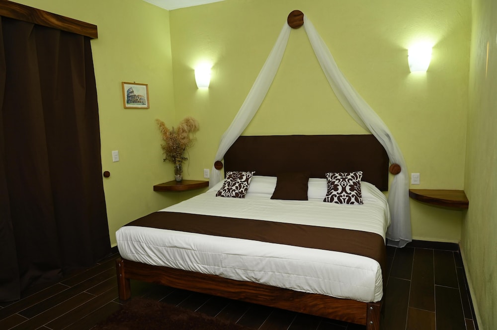Standard Room, 1 King Bed photo 2
