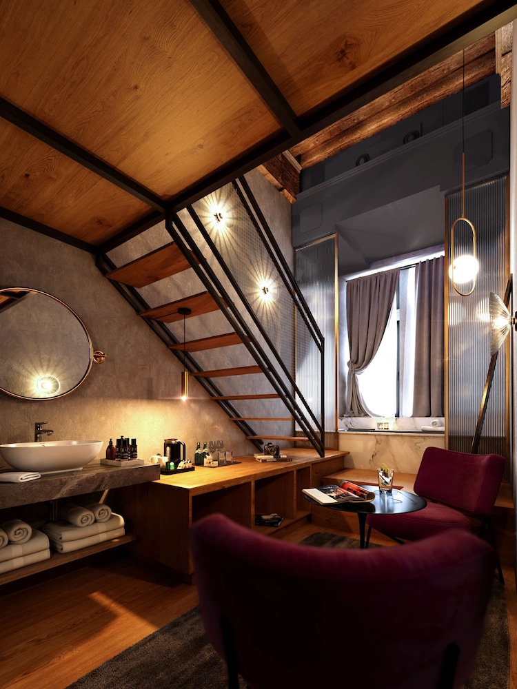 Room (Collection) - Photo 3