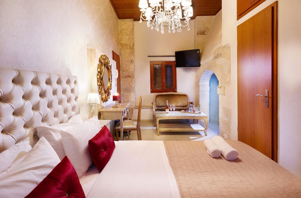 Deluxe Suite, 1 Queen Bed, Hot Tub photo 2